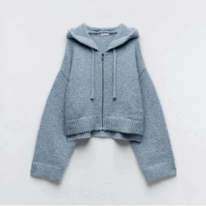 zara kofta - blå stickad kofta köpt vintern 2021💕( säljs inte längre) sparsamt användt och jätte bra skick. säljs pga av att jag inte använder den. tryck gärna på ” köp nu ”!!