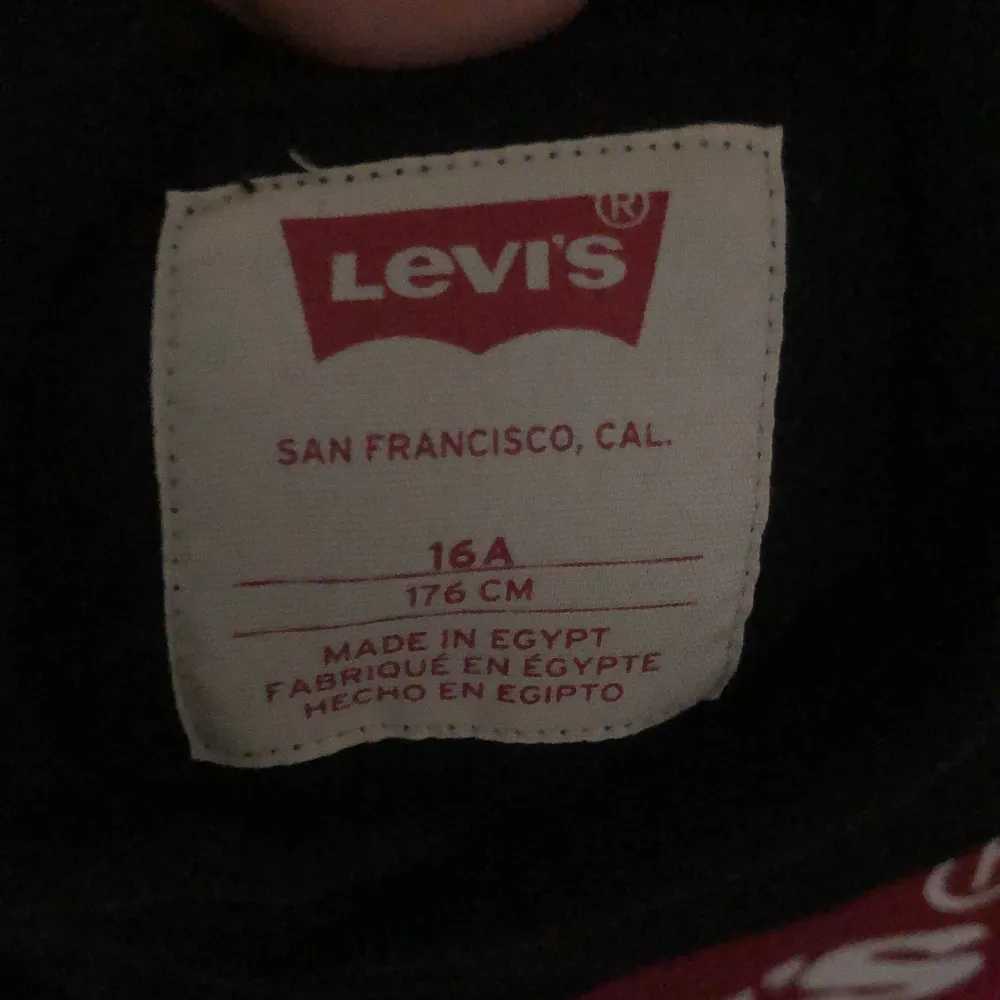 Levis hoodie som är i jättebra skick. Den är för liten så jag säljer den. Inga defekter. Storleken är lite oklar, ni får kolla bilden. Men kanske XXS och XS eller för små barn.. Hoodies.