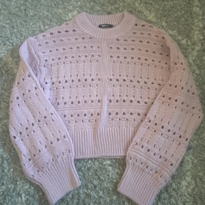 Oanvänd stickad kroppad tröja - Säljer min ljusrosa/lila stickade tröja från Gina som är helt oanvänd då den inte riktigt passade. 