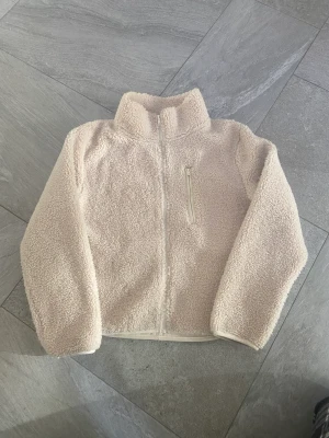 Teddy Jacka - Superfint Teddy Jacka  från Gina Tricot Nyskick använd fåtal gången! Perfekt till höst/vinter Slutsåld!!!