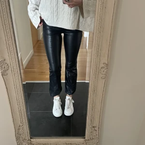 Skinnbyxor - Säljer dessa skinnbyxor som är lite kickflare!! Skitsnygga o perfekta nu till hösten🍂🤎🍁