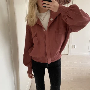 Kofta/ jacka - Så sjukt snygg kofta från zara men som är ganska tjock så går att ha som jacka också🥰 aldrig använd 