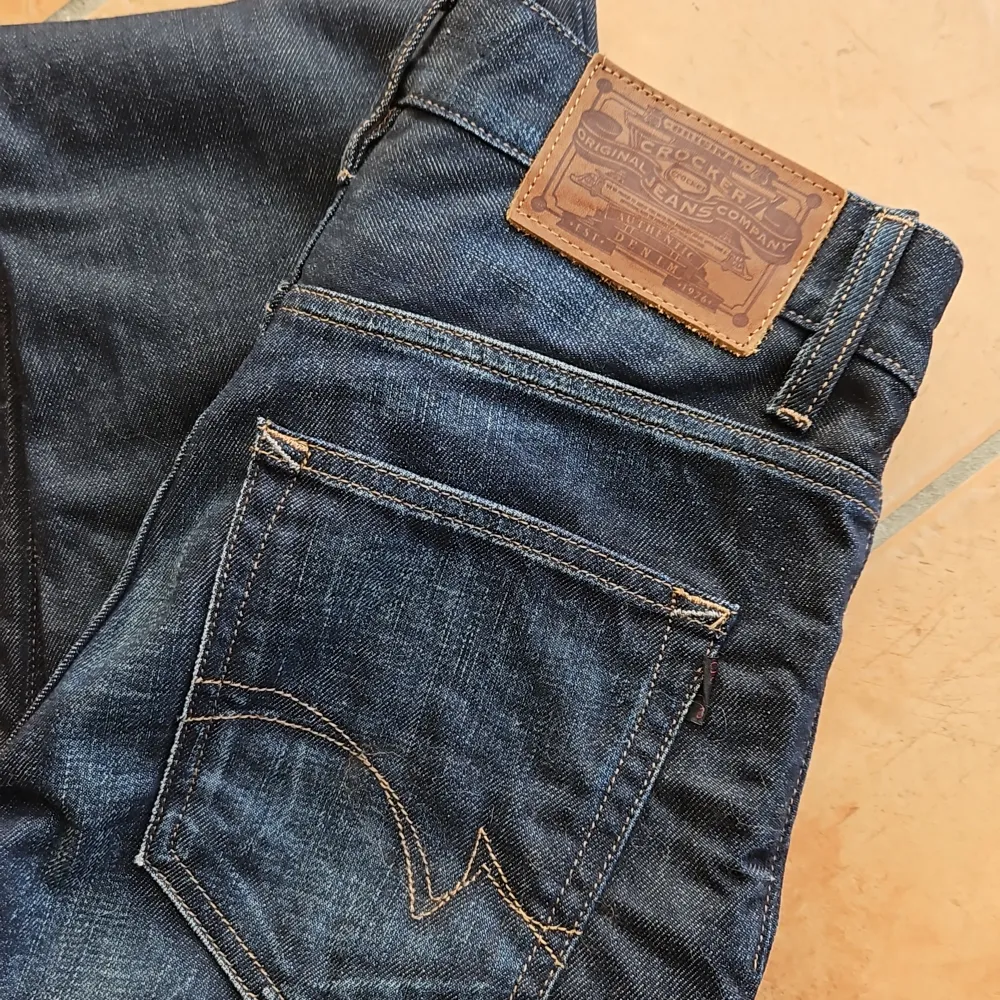 Urläckra Crocker Jeans mörka med fade. Inte använda. Storlek 27/32., regular fit. Jeans & Byxor.