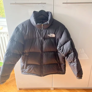 North face jacka - Säljer min North face puffer jacka då den inte kommer till användning längre det är en storlek M som har använts en säsong. Den är köpt för 3000kr och säljer den nu för 1500kr pris kan diskuteras vid snabb affär 