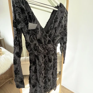 Festlig klänning - Festlig klänning med fina detaljer storlek:s