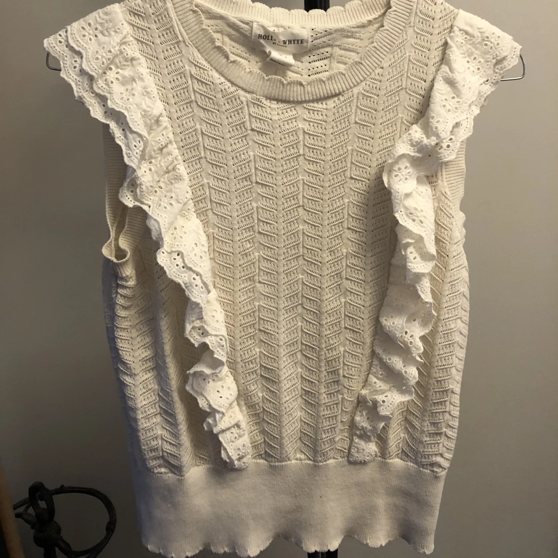 En mycket fin stickad väst ifrån Lindex - 90