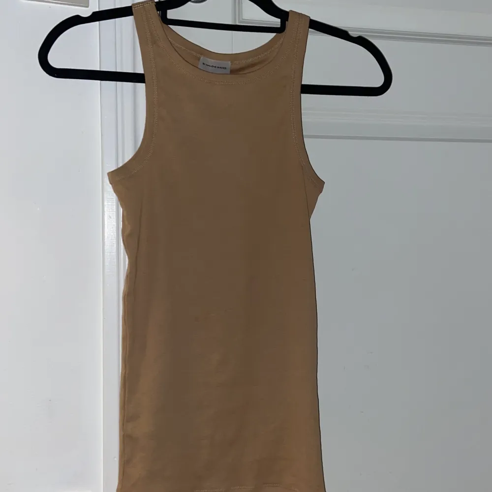 Beige top/linne från BY MALENE BIRGER. Linnet är i jättefint skick då jag aldrig använt det🤍🫶🏼 Storlek:XXS Säljer för 200kr (går att diskutera) Originalpris:400kr . Toppar.