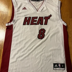 Basket linne - Vitt basket linne. Miami Heat med Johnson nr 8 på ryggen. Stolek M , märke adidas. Oanvänd.