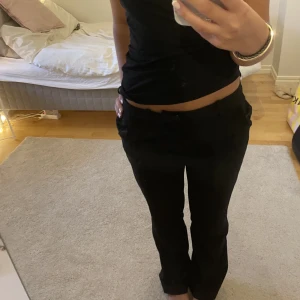 Snygga kostymbyxor - Jättesnygga kostymbyxor som är medelhöga i midjan men går perfekt att ha som lowwaist (som på bilden) 💗💗