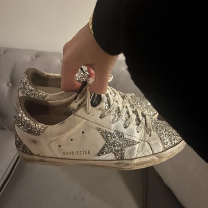 Golden Goose - Säljer väldigt fina golden goose skor, tyvärr bra använda därav priset. Men det funkar då modellen ska vara ”smutsig” och slitig från början. 