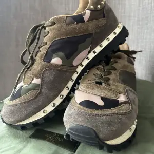 original Valentino skor Storlek 38 Med nya snören och originalkartong Armégrön med guldnitar Originalpris 580€, ca 6600 sek