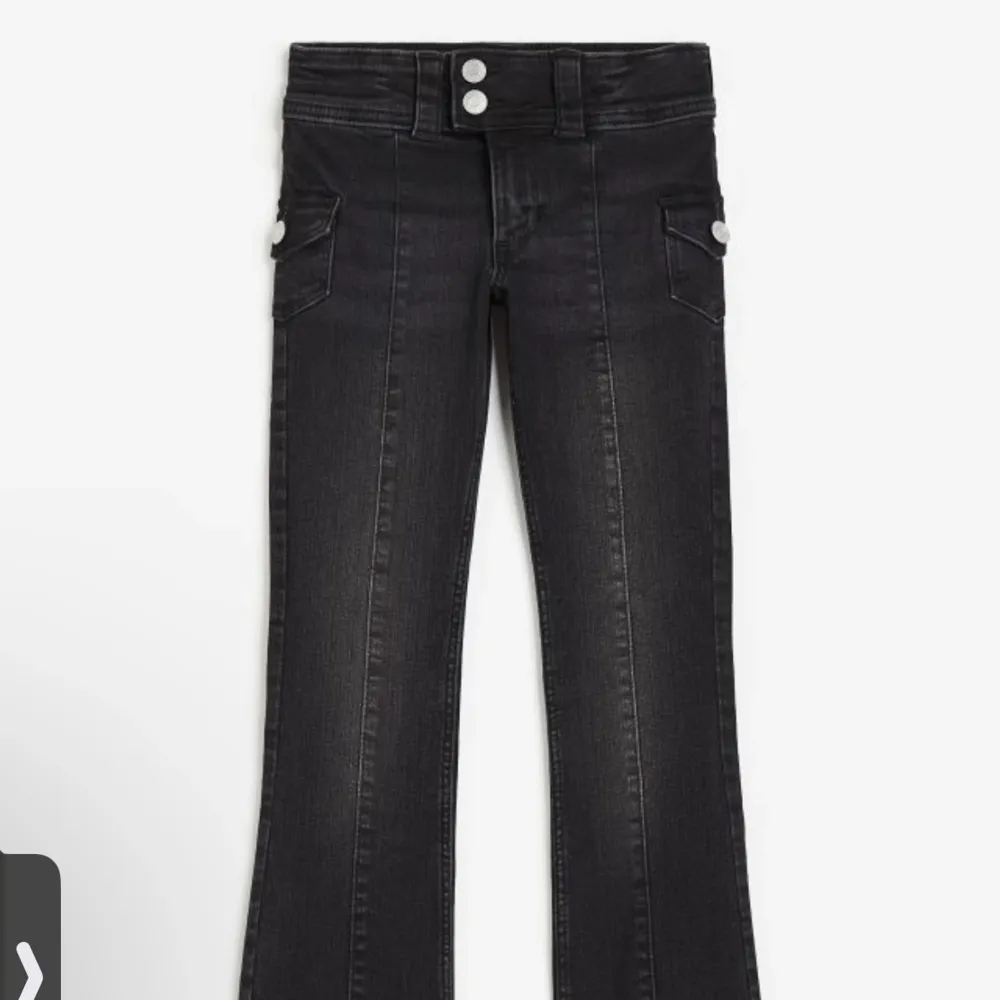 Säljer dessa 2 Lågmidjade jeans från hm då dem inte jobbet till användning 250kr styck 400 för båda. Jeans & Byxor.