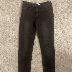 Svarta skinny jeans från levis. Modellen heter 720 high rise super skinny. Det står inte vilken storlek men de sitter som en xs.