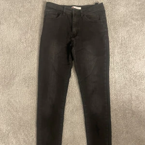 Levi’s 720 - Svarta skinny jeans från levis. Modellen heter 720 high rise super skinny. Det står inte vilken storlek men de sitter som en xs.