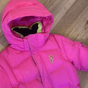 Peak performance jacka  - En super varm peak performance jacka som jag tyvärr växt ur, nypris gissar jag på är något upp mot 2000 då den är väldigt varm och praktisk, säljer för billigt pris nu när det inte riktigt är säsong ännu men kommer höjas mot vintern💕