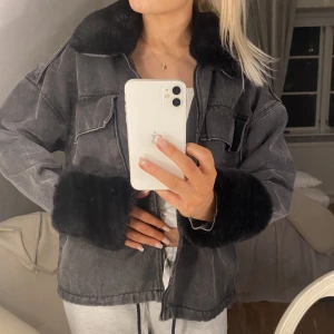 Höst/vår jacka  - Gråssvart höst och vår jacka från boohoo med pälskrage och päls på ärmarna. De går att ta av och på pälsen då de sitter fast med knappar ❤️