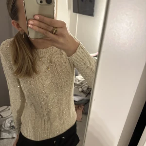 Glittrig tröja - Så snygg glittrig tröja, bra skick, köparen står för frakt 