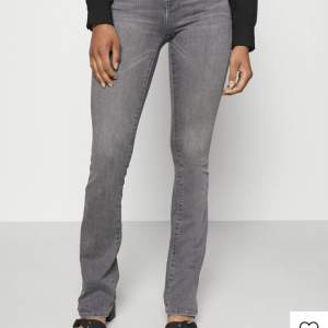 Säljer dessa snygga jeans från only tall. Köpte två storlekar och var så smart och tog av lapparna på båda när jag skulle skicka tillbaka ett par. Perfekt för långa!!! 🩷storlek L men passa mig som har M💞köpta för 489kr säljer för 240kr plus frakt🌸