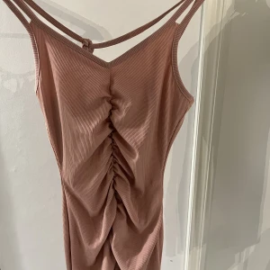 Rosa Klänning - Denna söta rosa klänning e köpt på Shein för ca 2 år sen. Den har scrunch i mitten och knyt längst ner på båda sidor. Den är mot det smutsrosa hållet och har ett ribbat material. Inget jag använder längre så lika bra att den får en ny ägare💕
