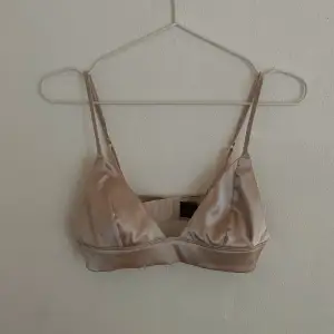 Supersöt champagnefärgad bralette med justerbara remmar💗 Har aldrig använt, den är för stor för mig men pallade aldrig returnera den