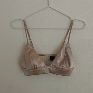 Bralette - Supersöt champagnefärgad bralette med justerbara remmar💗Helt oanvänd, den är för stor för mig men orkade aldrig returnera den