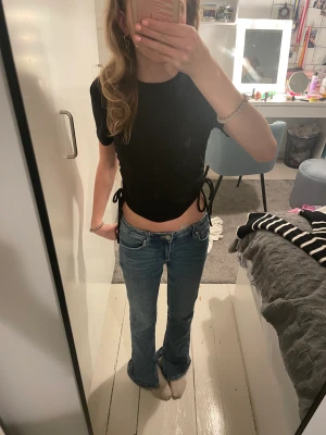 T-shirt  - En t-shirt från zara med detalj på sidan. Den är i fint skick och gansk liten i storleken. Jag säljer den eftersom att jag inte använder den så mycket längre.❤️