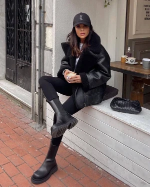 Zara teddy biker jacka - Säljer min svarta teddy/PU-läder/Biker jacka från Zara🍒 inköpt vintern 2021. Jättebra skick och väldigt varm och gosig. Lite mindre i storleken mer en XS/S. 400kr  🚚 😋