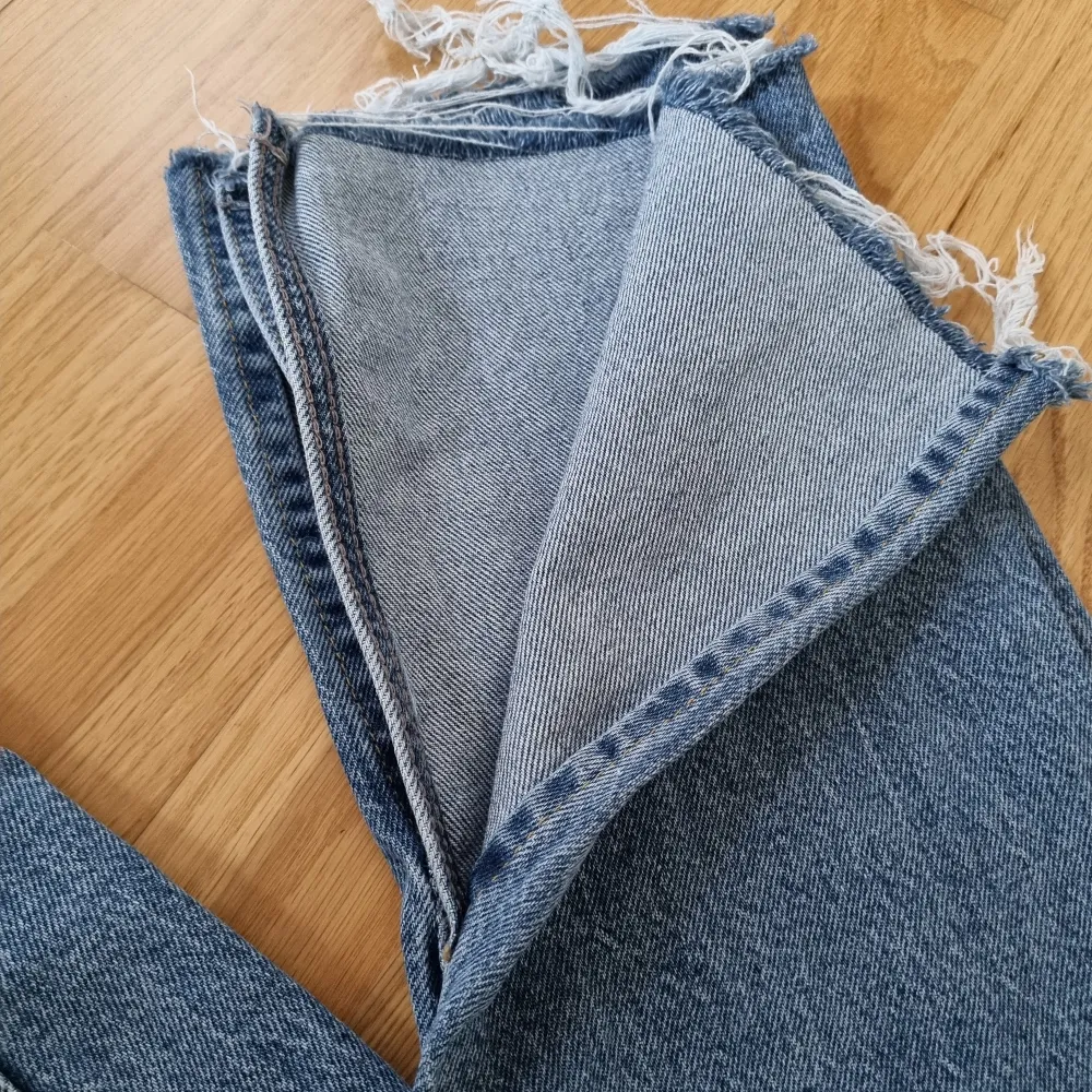 Hihg waist slit jeans från Gina Tricot i storlek 36. Köpte fel storlek. Finns att hämta i Sollentuna. Kan annars även fraktas. . Jeans & Byxor.