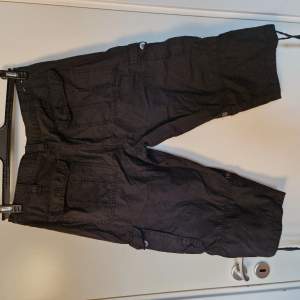 Baggy cargo shorts i mycket bra skick❤️ Midja: 42 cm innerbenslängd: 50 cm