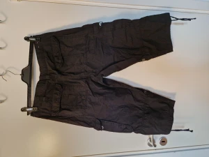 Cargoshorts - Baggy cargo shorts i mycket bra skick❤️ Midja: 42 cm innerbenslängd: 50 cm