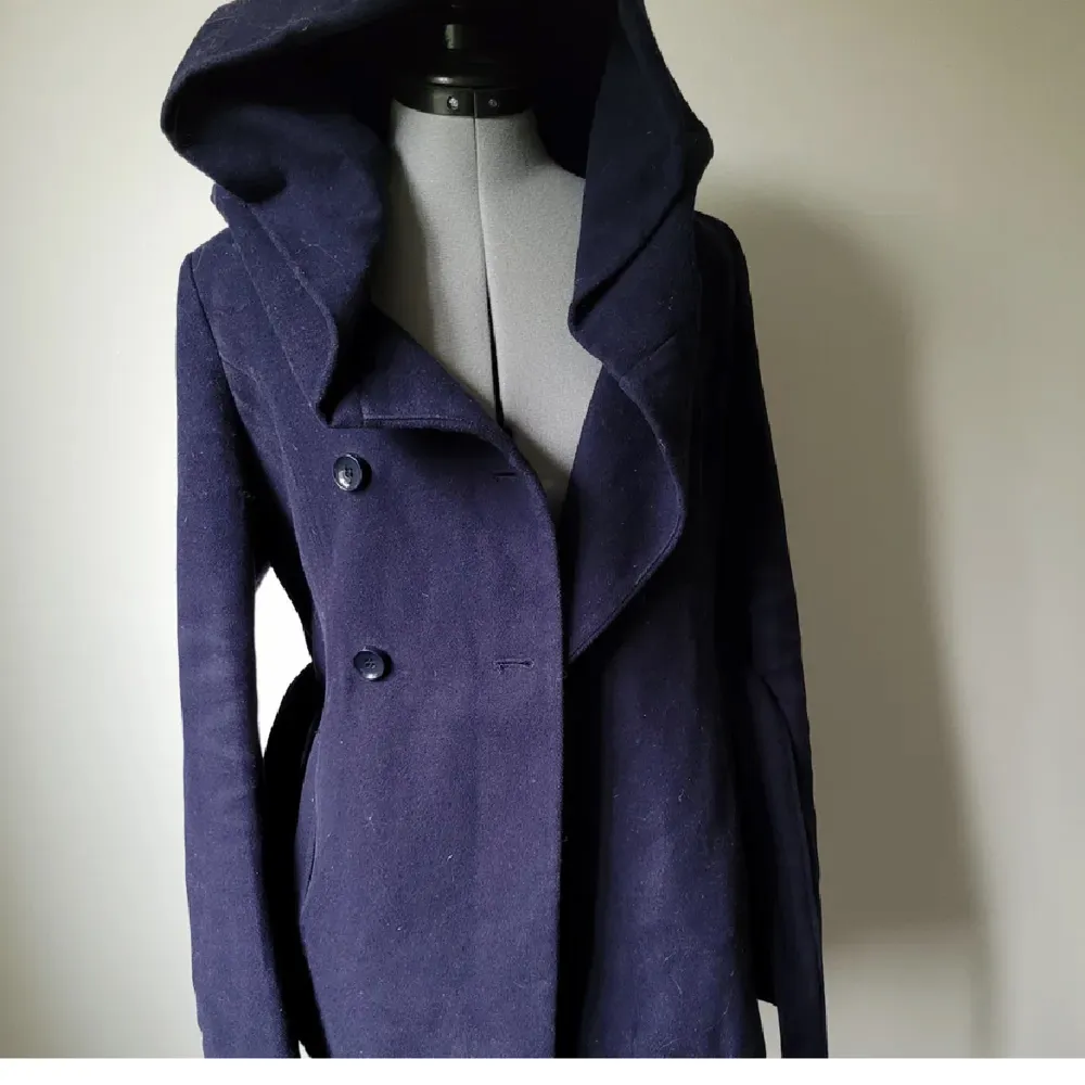 Mörkblå ull kappa med stor luva!! Perfekt till hösten❤️ köptes för 399! Fint skick. Jackor.