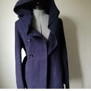 Mörkblå ull kappa med stor luva!! Perfekt till hösten❤️ köptes för 399! Fint skick