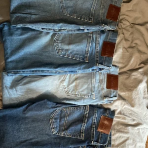 Fyra par Hollister Jeans - Tre st i storlek W 28 L 30 och ett par i W 29 L 32. Alla i fint skick. 125 kr per par alternativt 400 för alla. Dma vid frågor eller för fler bilder 