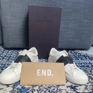 Valentino open - Säljer nu dessa riksfeta valentino skor. Skick 9/10 och mycket kvar att ge. Box, orderbekräftelse och nya laces tillkommer. Nypris 7499, mitt pris 3499. Storlek 44. ❌Inga byten❌ Hör av dig vid frågor eller funderingar!❤️