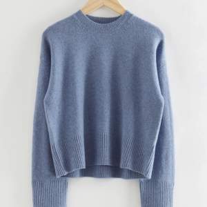 Säljer denna super fina stickade tröjan från Stories, jätte fin blå färg!💕🥰