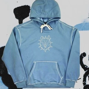 Blue franky hoodie - Tja! Säljer nu min exklusiva och efter traktade blue franky Hoodie från seams.🙂✌️ den e 10/10 skick aldrig använd super snygg och fräsh den kommer aldrig heller släpas igen så det är riktigt exklusiva och den värde ökar med varje dag!!!!! Tvättas innan pos