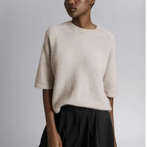 Stickad t-shirt i alpacka - En stickad kortärmad tröja i alpacka från &other stories, använd typ 3 gånger så är i nyskick! Nypris: 690 kr.