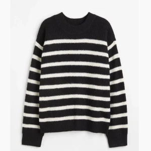 Randig stickad tröja från hm! Slutsåld! - Randig stickad tröja från hm i storlek S! Slutsåld! Superfin men kommer ej till användning längre. Tröjan är lite nopprig, därav priset, skriv för fler bilder