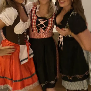 Oktoberfest klänning  - Den i mitten!