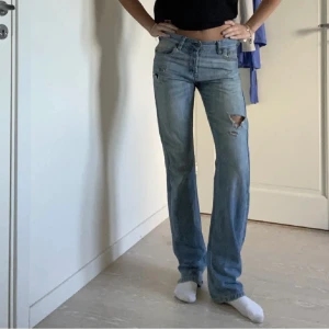 Filippa K Jeans - Supersnygga raka/svagt utsvängda byxor från Filippa K. Låg midja och långa i benen, innerbensmått 90 cm 🤩🤩Passar en XS i midjan☺️