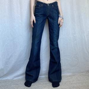 2000s deadstock ”low hip flare” G-star jeans. Nyskick med lappar kvar. stl 26/34. Innerbenslängd: 85cm Midja: 33cm 