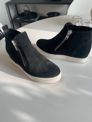Steve Madden skor - Snygga skor uppbyggda i klacken stl 37. Använda 2 ggr. 