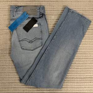Säljer mina Replay Anbass jeans med prislapparna kvar, aldrig använda! Storleken är W31 och L32 och passformen är slimfit. Nypris: ca 1850kr, Mitt pris: 499kr! Hör av er vid frågor!
