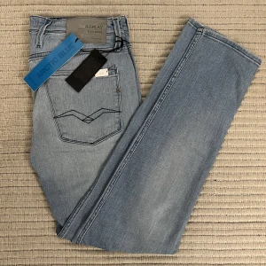 Replay Anbass Jeans - Säljer mina Replay Anbass jeans med prislapparna kvar, aldrig använda! Storleken är W31 och L32 och passformen är slimfit. Nypris: ca 1850kr, Mitt pris: 499kr! Hör av er vid frågor!