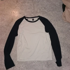 Jättefin tröja  - Är väldigt liten i storleken. Storlek XL men känns mer som S/M 🤍