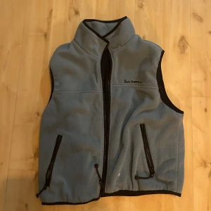 väst från urban outfitters  - ljusblå väst, den är mer blå i dagsljus, säljer för använder den inte 