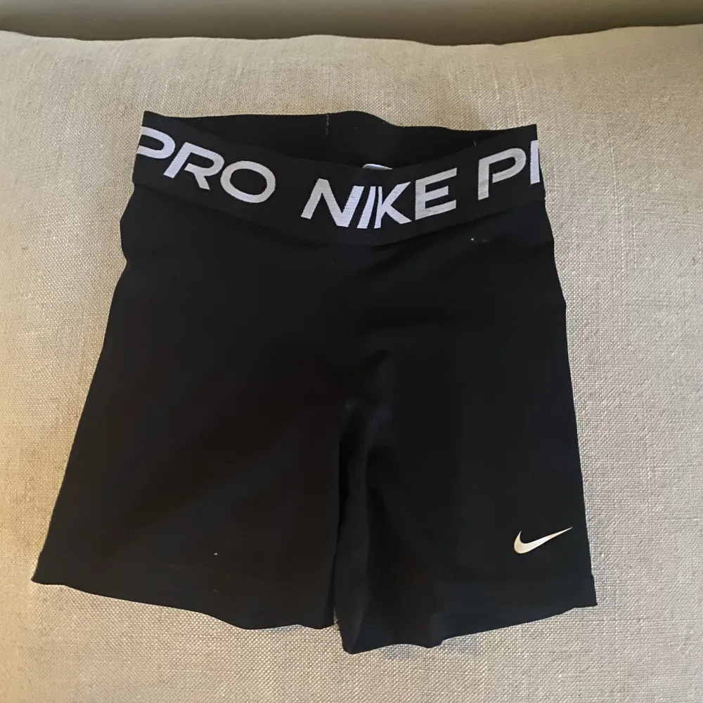 Nike PRO shorts i storlek xs, nästan aldrig använt eftersom de är väldigt små i midjan på mig så jättebra skick köp gärna!!❤️❤️. Shorts.