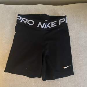 Nike PRO shorts i storlek xs, nästan aldrig använt eftersom de är väldigt små i midjan på mig så jättebra skick köp gärna!!❤️❤️