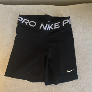 Nikepro shorts  - Nike PRO shorts i storlek xs, nästan aldrig använt eftersom de är väldigt små i midjan på mig så jättebra skick köp gärna!!❤️❤️