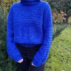 💙Blå virkad tröja💙 - 💙Hemvirkad tröja, passar m-xl beroende på hur man vill att den ska sitta, den är lång i ärmarna.  (Tvättråd: de bästa är att tvätta för hand men skulle även gå bra att tvätta på ett skonsamt program på 30 grader)  Köparen står för frakten.💙